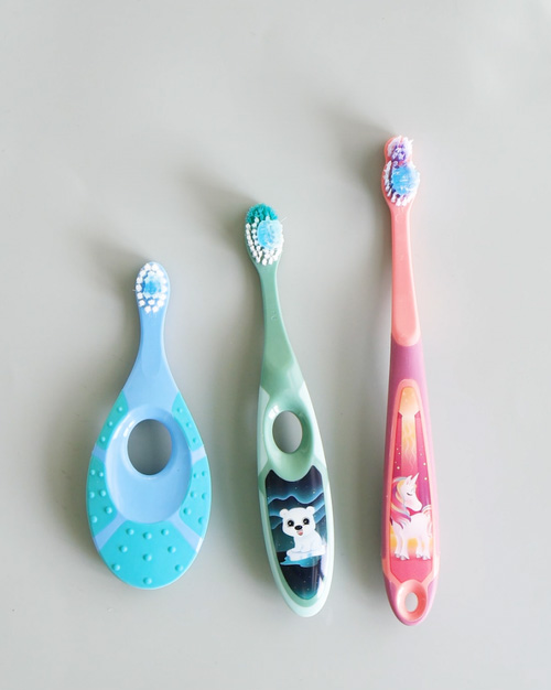 Different amounts of toothpaste to be used shown for various ages for children.